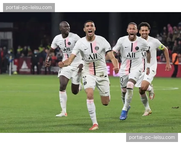 特写:布雷斯特门将比佐特高接抵挡,赛后获对方前锋致意 特写:布雷斯特门将比佐特高接抵挡,赛后获对方前锋致意